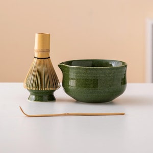 Grüne Keramik Matcha Schüssel Set mit Auslauf Bambus Schneebesen und Chasen Halter Japanische Matcha Schneebesen Zeremonie Set 450ml
