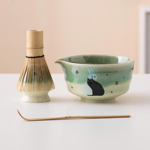 手描きの黒猫とウサギの陶器製抹茶碗、竹製泡立て器と茶筅ホルダー付き グリーン抹茶泡立て器セット 450ml