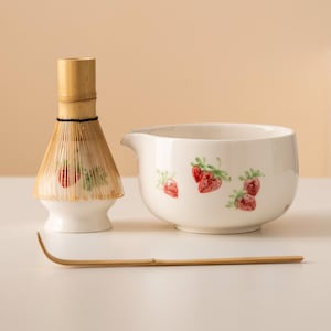 Hand-painted Strawberry Ceramic Matcha Bowl Set with Spout Bamboo Whisk and Chasen Holder White Matcha Whisk Gift Set 450ml