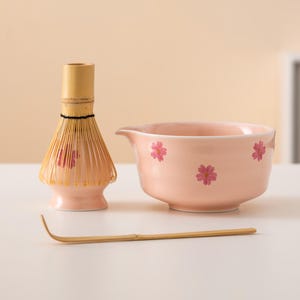 Set di ciotole per matcha in ceramica Sakura dipinte a mano con frusta in bambù e porta chasen, set cerimoniale per matcha rosa da 450 ml