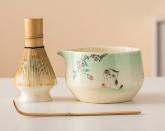 手描きのかわいい猫の陶器製抹茶碗セット、注ぎ口、竹製茶筅、茶筅