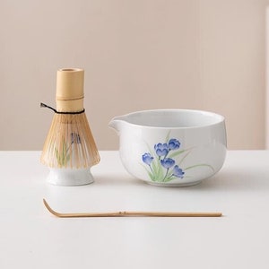 Handbemalte Blaue Blume Keramik Matcha Schüssel Set mit Bambus Schneebesen und Chasen Halter Weiß Matcha Teezeremonie Set 450ml