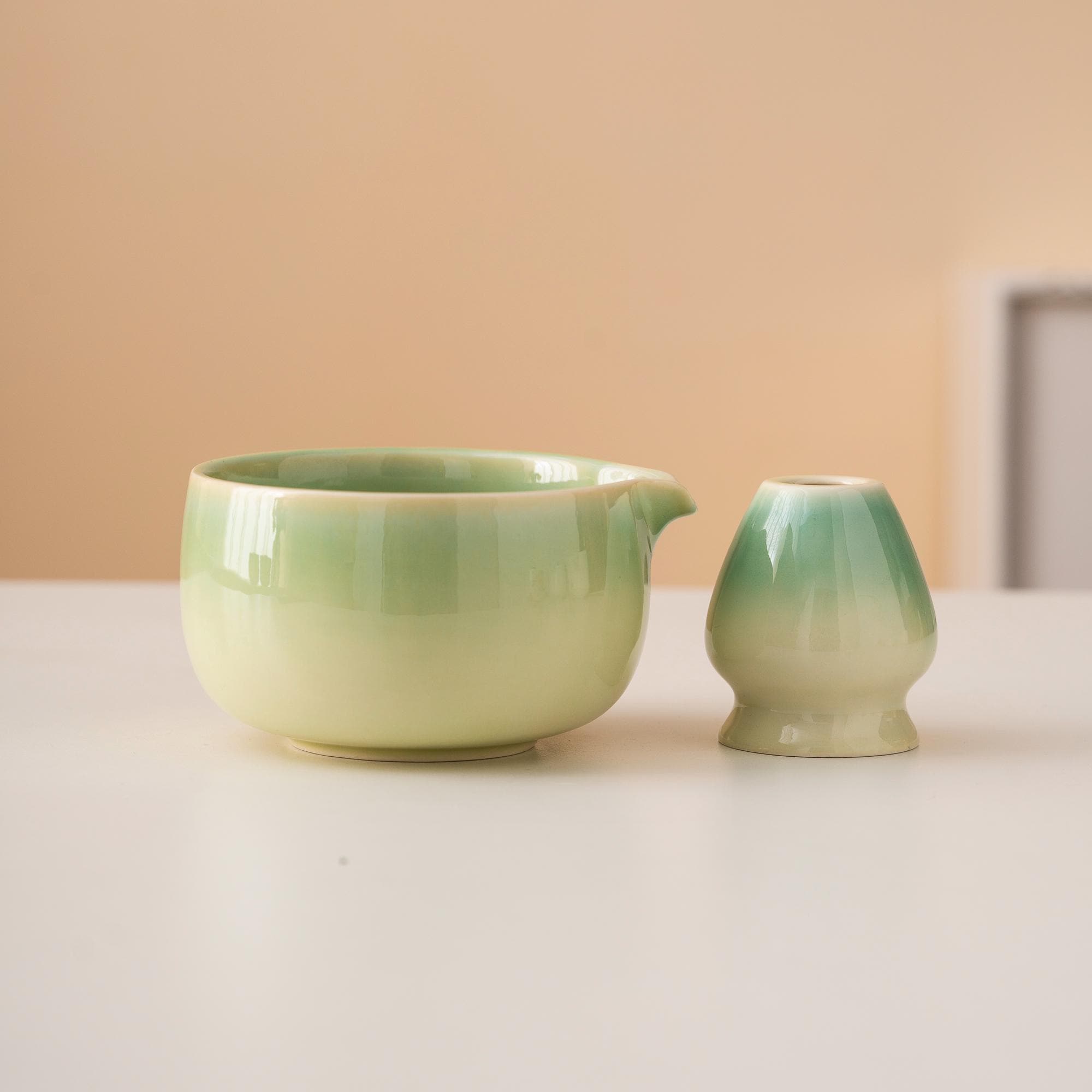 手描きのかわいい猫柄セラミック抹茶茶碗セット（注ぎ口付き）、竹製
