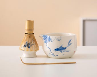 Juego de cuencos de cerámica para matcha con forma de pez pintado a mano, con pico, batidor de bambú y soporte Chasen, elegante juego ceremonial de té matcha de 450 ml