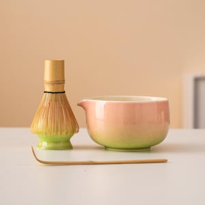 Set di ciotole per matcha in ceramica rosa sfumato con beccuccio, frusta in bambù e supporto per chasen. Set regalo esclusivo per frusta per matcha da 450 ml.
