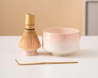 グラデーションピンクの陶器製抹茶碗セット 竹製茶筅と茶筅ホルダー ユニークな抹茶茶道セット 480ml