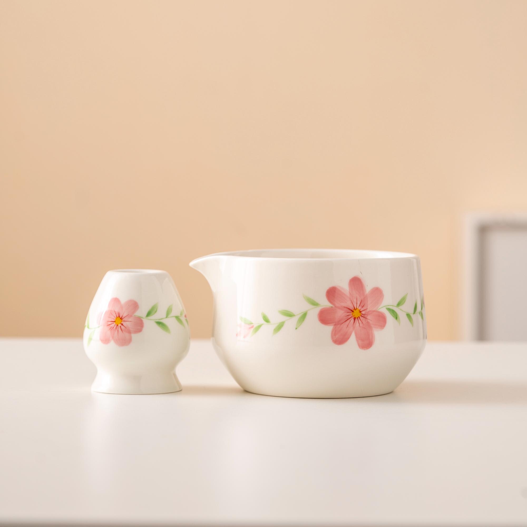 手描きの花柄陶器抹茶碗セット（注ぎ口、竹製茶筅、茶筅ホルダー付き 