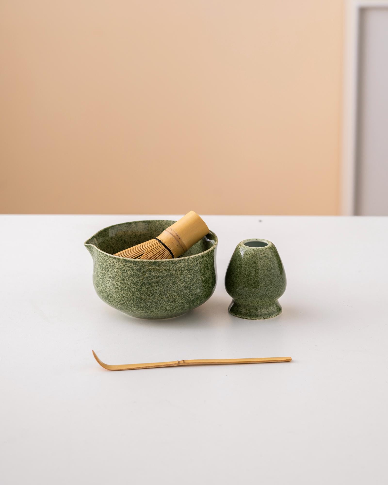 Set di ciotole per matcha in ceramica verde con beccuccio, frusta in bambù e porta chasen, elegante set cerimoniale per frusta per matcha da 450 ml - Italia