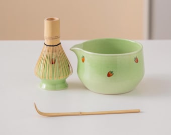 Handbemalte Erdbeere Keramik Matcha Schüssel Set mit Auslauf Bambus Schneebesen und Chasen Halter Grün Matcha Tee Set 450ml