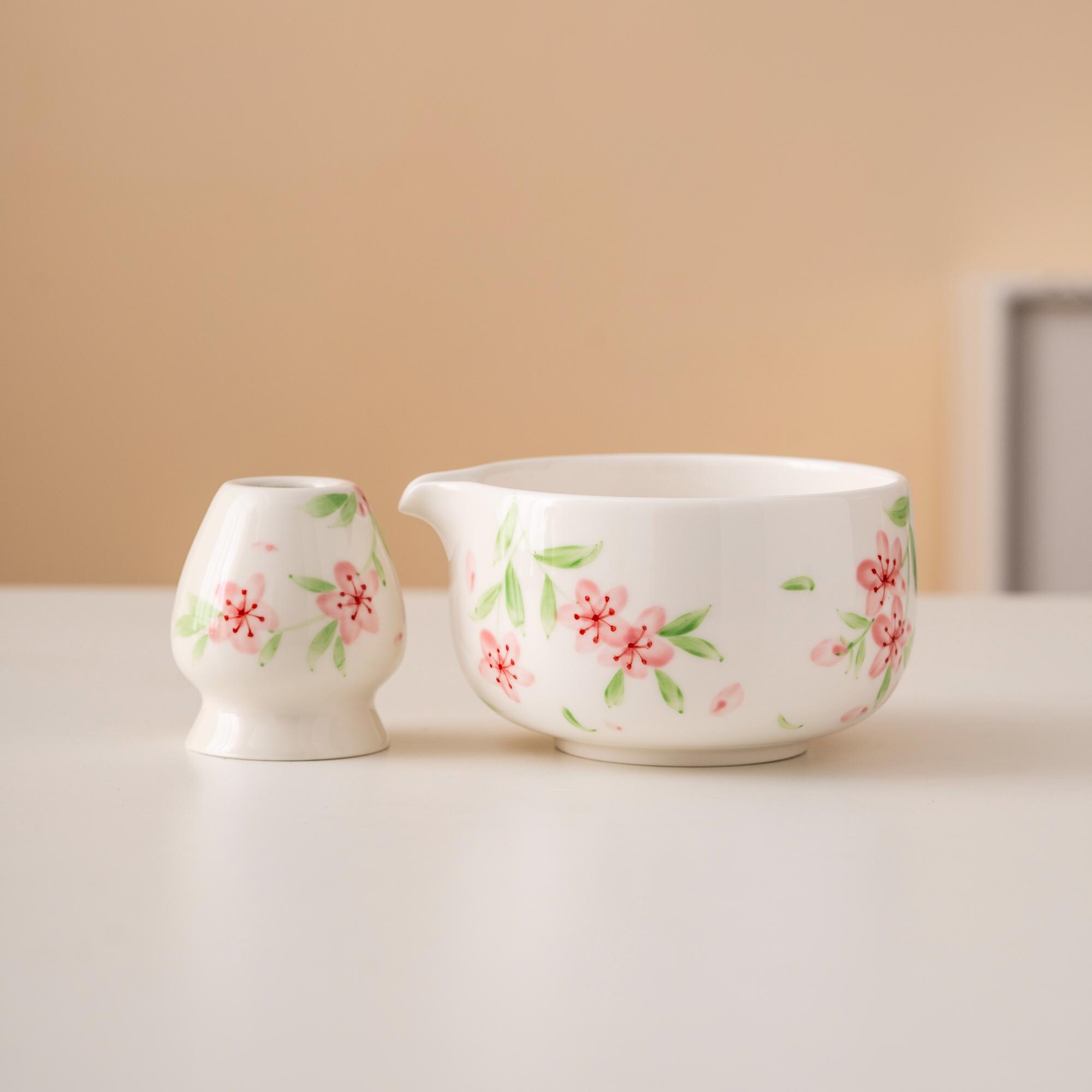 手描きの桃の花の陶器製抹茶碗セット、注ぎ口付き竹製茶筅と茶筅