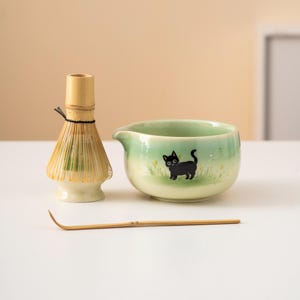 手描きの黒猫の陶器製抹茶碗セット（注ぎ口、竹製茶筅、茶筅ホルダー付き）グリーン抹茶茶道セット 450ml