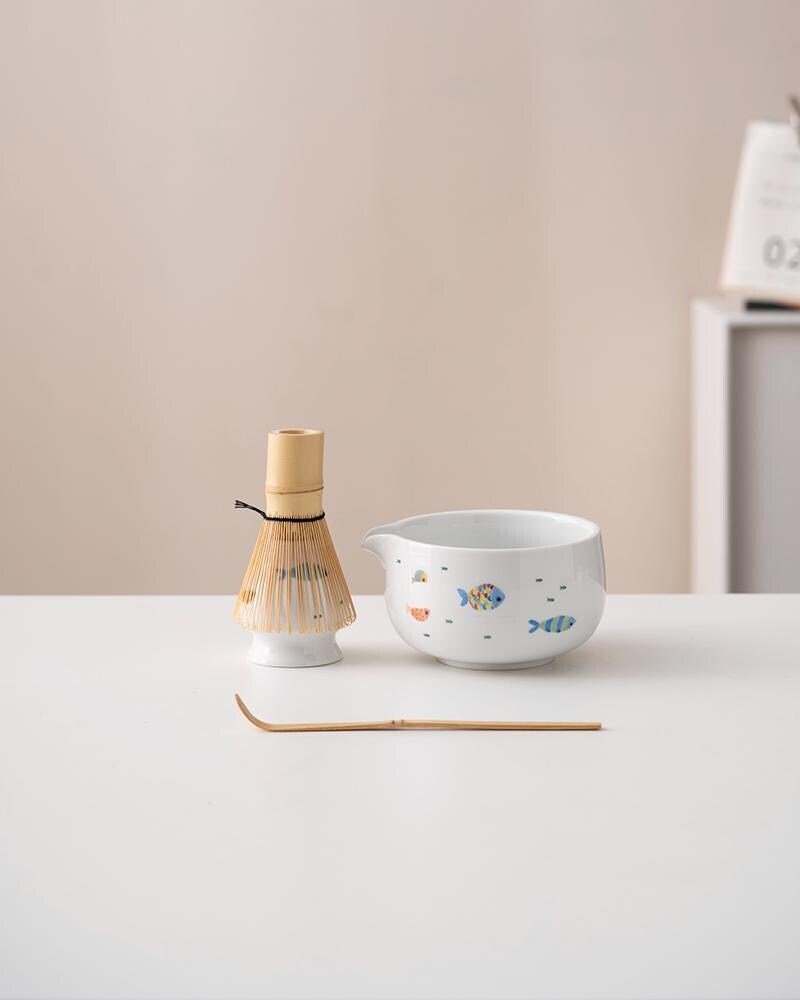 Hand-painted Colorful Fish Ceramic Matcha Bowl Set with Bamboo Whisk and Chasen Holder White Matcha Tea Ceremony Set 450ml