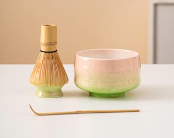 手描きのピンクのかわいいウサギの陶器製抹茶碗、竹製の茶筅と茶筅