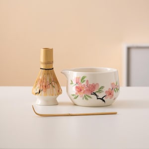 手描きの花模様の陶器製抹茶碗セット（注ぎ口、竹製茶筅、茶筅ホルダー付き）エレガントな抹茶茶道セット 450ml
