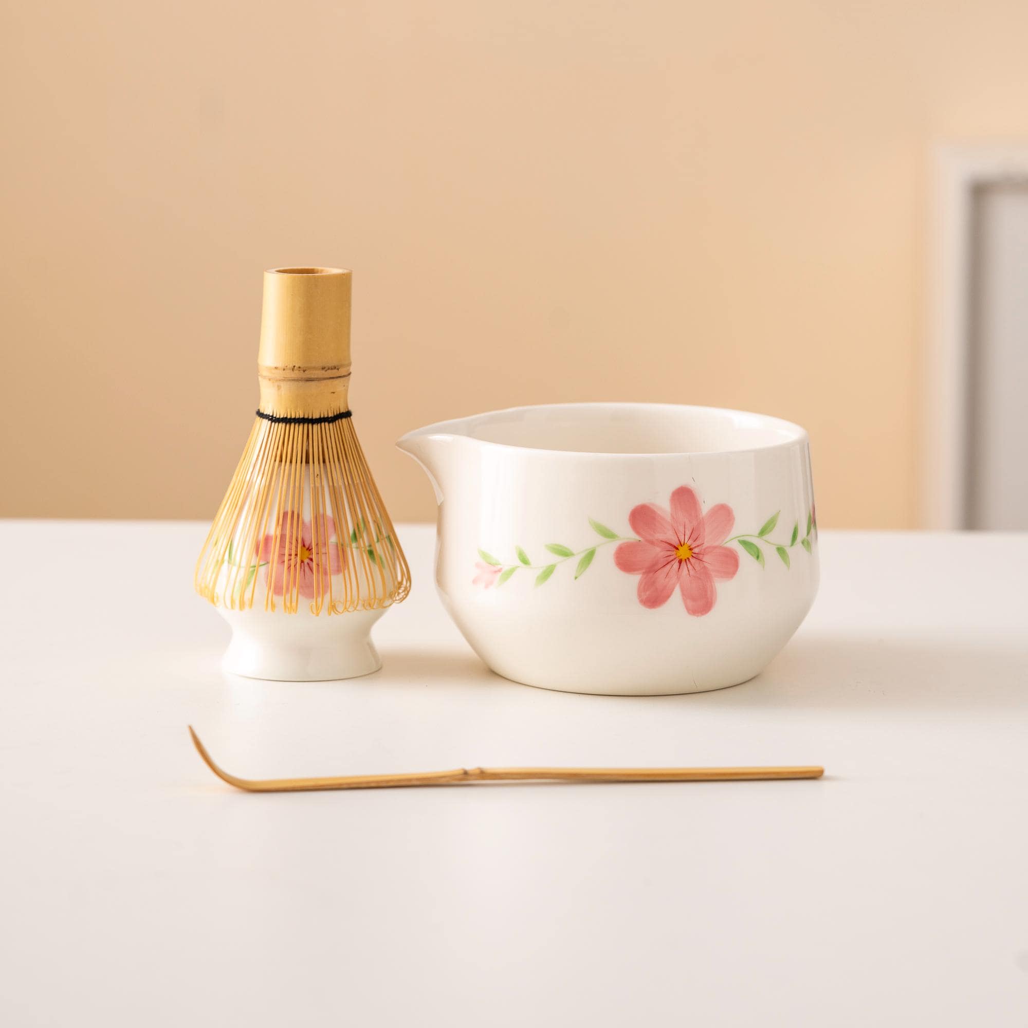 手描きの花柄陶器抹茶碗セット（注ぎ口、竹製茶筅、茶筅ホルダー付き 