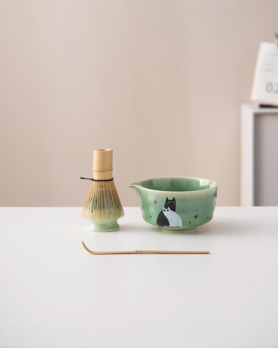 Hand-painted Cute Cat Ceramic Matcha Bowl Set with Bamboo Whisk and Chasen Holder Green Matcha Whisk Set 450ml
