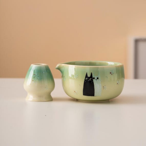 手描きのかわいい猫柄セラミック抹茶茶碗セット（注ぎ口付き）、竹製