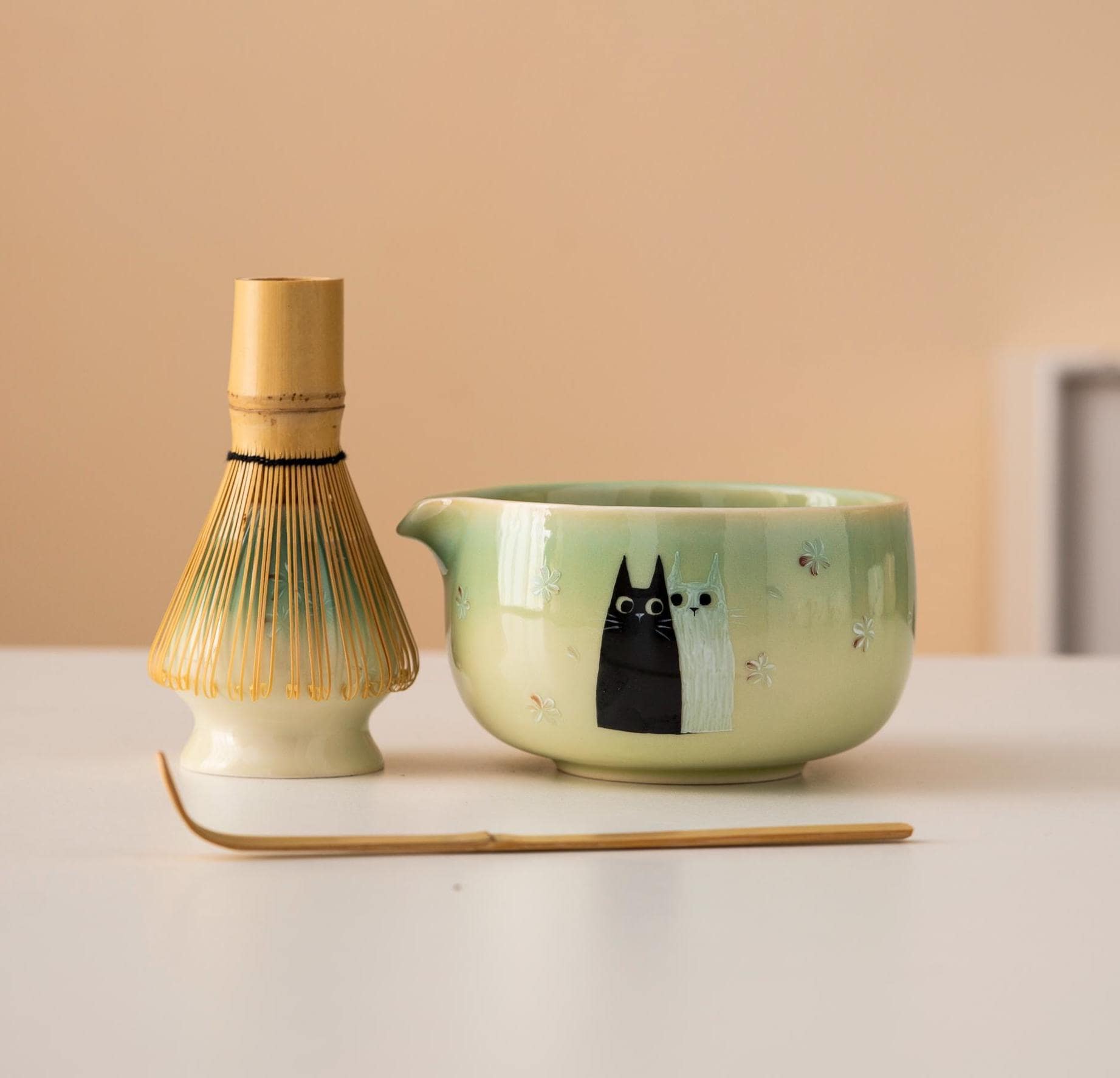 手描きのかわいい猫柄セラミック抹茶茶碗セット（注ぎ口付き）、竹製