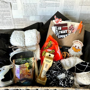 Personalized Haunted Blind Date with a Book Gift Box, Spooky Mystery Book Gift for Halloween, Book Lover&#39;s Creepy Cozy Book Box, Boo Basket