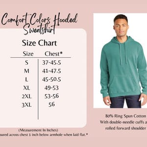 以下が含まれることがあります： ティール色のComfort Colorsのフード付きスウェットシャツ。画像には、37インチから56インチまでの胸囲のサイズチャートが含まれています。スウェットシャツは80％リングスパンコットン製で、ダブルニードルカフスとロールフォワードショルダーが特徴です。