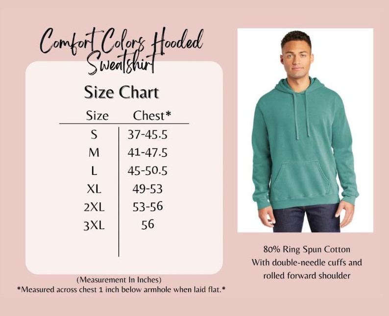 以下が含まれることがあります： ティール色のComfort Colorsのフード付きスウェットシャツ。画像には、37インチから56インチまでの胸囲のサイズチャートが含まれています。スウェットシャツは80％リングスパンコットン製で、ダブルニードルカフスとロールフォワードショルダーが特徴です。