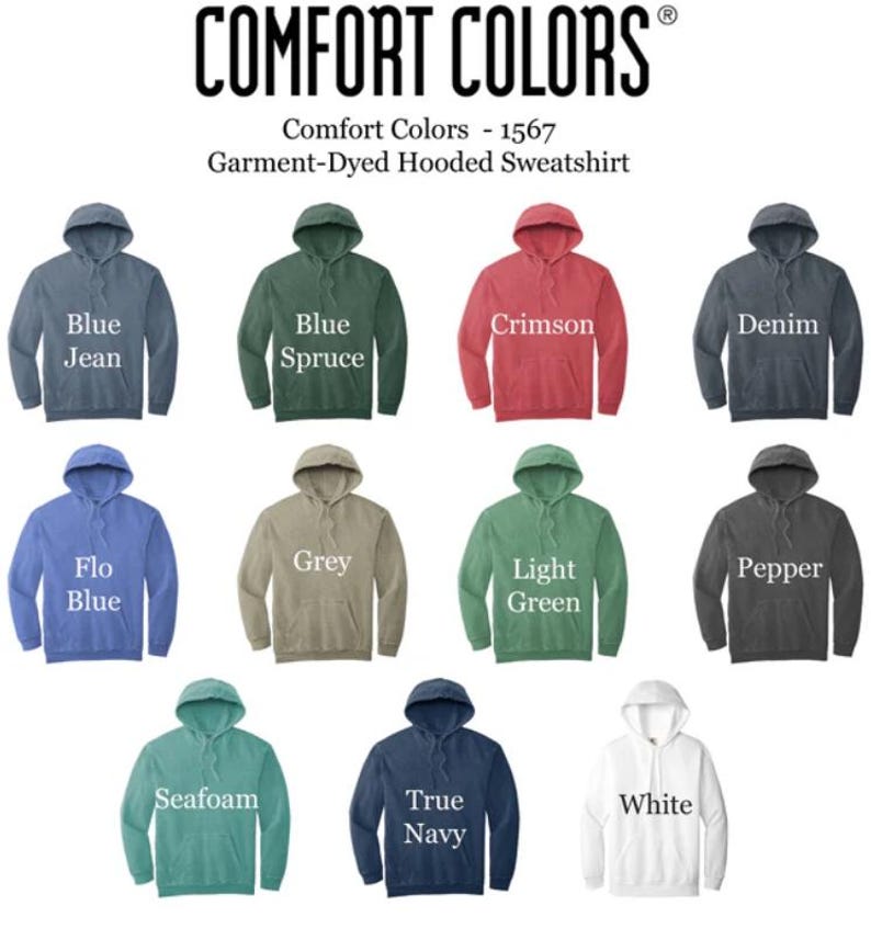 以下が含まれることがあります： Comfort Colorsのガーメントダイ加工フーディーのスウェットシャツのディスプレイ。Blue Jean、Blue Spruce、Crimson、Denim、Flo Blue、Grey、Light Green、Pepper、Seafoam、True Navy、Whiteなど様々な色があります。ブランド名とスタイルが上部に表示されています。