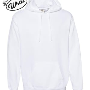 以下が含まれることがあります： フロントポケットとドローストリングフードが付いた白いパーカー。「Comfort Colors White」の文字が左上の白黒の楕円の中にあります。パーカーは柔らかく快適な素材で作られています。