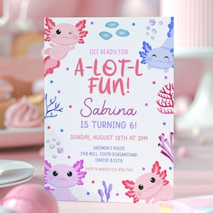 Peut inclure: Une invitation d'anniversaire avec un fond blanc, avec le texte "A-LOT-L FUN! Sabrina A 6 ANS !" et des détails. La conception comprend des axolotls de dessins animés, du corail et des bulles en rose, violet et bleu.