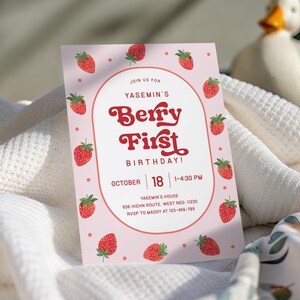 Plantilla de invitación para primer cumpleaños con diseño de bayas, invitación para fiesta de chicas fresas, rosa, retro, digital, editable, descarga instantánea e imprimible, D76