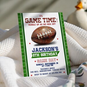 Es ist Game Time Fußball Geburtstagsparty Einladung | Bearbeitbare Grün Gridiron American Football Feld Einladen Vorlage | Junge jeden Alters, D140