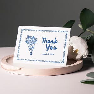 Puede incluir: Conjunto de tres jarrones de cerámica blanca de diferentes alturas. Los jarrones tienen un acabado mate y un diseño texturizado y acanalado. El jarrón más alto mide unos 25 cm de altura.