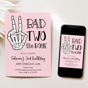 編集可能な Bad TWO the Bone 招待状、ミニマリスト ガール バースデー パーティー、モダンなピンクと黒のスケルトン ピース ハンド、印刷可能なテンプレート、D279