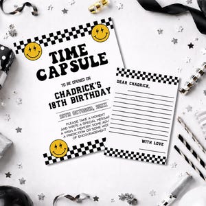 Könnte beinhalten: Eine Geburtstagseinladung und Notizkarte für eine Zeitkapsel mit einem schwarz-weißen Schachbrettmuster und gelben Smiley-Gesichtern. Auf der Einladung steht "Time Capsule" und "Chadricks 18. Geburtstag". Auf der Notizkarte steht "Lieber Chadrick, Mit Liebe".