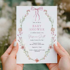 Bearbeitbare Wildblumen-Babypartyeinladung, minimalistische rosafarbene Bogen-Babyparty-Einladungsvorlage, Blumenkranz, Kokette, Band, D15