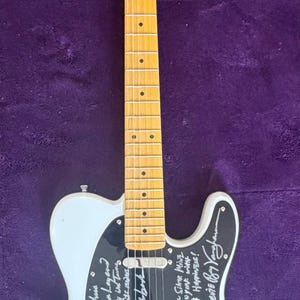 Eine Telecaster-Gitarre in Originalgröße, signiert von SRV und Jeff Beck