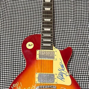 E-Gitarre im Les Paul-Stil, signiert von der Band R.H.C.P.