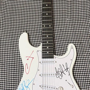 Von der Band Linkin Park signierte elektrische Stratocaster-Gitarre.