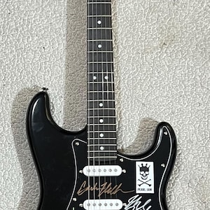 Guitare électrique Stratocaster signée par le groupe Pearl Jam