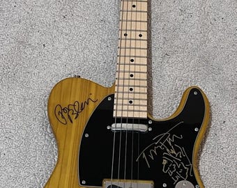 Chitarra elettrica Telecaster firmata da Tom Petty, Ron Blair, Benmont Tinch, Scott Thurston e Mike Campbell