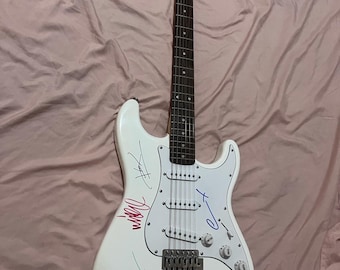 Guitar signed by the band Linkin P.