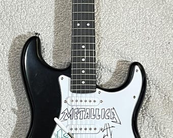 Chitarra elettrica Stratocaster firmata dalla band Metallica