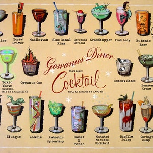 以下が含まれることがあります： 「ゴーワナス・ダイナー」というダイナーのヴィンテージスタイルのメニューで、「カクテルのご提案」がいくつか載っています。メニューは、「ヒ素エール」、「有毒廃棄物」、「ゴーワナスガス」、「セメントシューズ」、「ベンゼン・クリーム」、「浚渫宝」、「寄生虫パンチ」、「スラッジ」、「ゾンビ」、「アメーバ性赤痢」、「運河Nトニック」、「変異した微生物カクテル」、「バイオフィルム・ジュレップ」、「ゴミ捨て場」、「スーパーファンド・スリング」など、さまざまなカクテルを紹介しています。各カクテルは、ユニークでカラフルなイラストで描かれています。