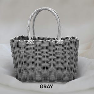 Puede incluir: Bolso de mano de pl&aacute;stico tejido gris con dos asas. La bolsa tiene un borde festoneado.