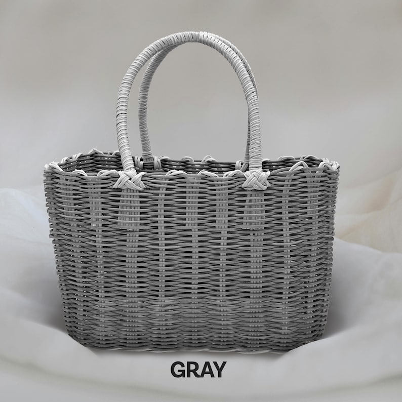 Puede incluir: Bolso de mano de pl&aacute;stico tejido gris con dos asas. La bolsa tiene un borde festoneado.