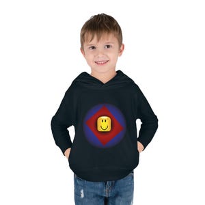 K&ouml;nnte beinhalten: Schwarzer Kapuzenpullover mit einem blauen und roten Kreis-Motiv, das ein gelbes Smiley-Gesicht zeigt. Das Motiv erinnert an eine beliebte Online-Gaming-Plattform.