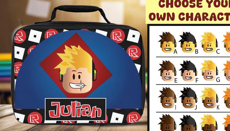 Pu&ograve; includere: Una borsa da pranzo nera con un design blu e rosso che presenta un personaggio di Roblox con capelli biondi e un motivo a rombi rosso e bianco. La borsa ha una maniglia nera e il nome "Julian" &egrave; stampato sul davanti.