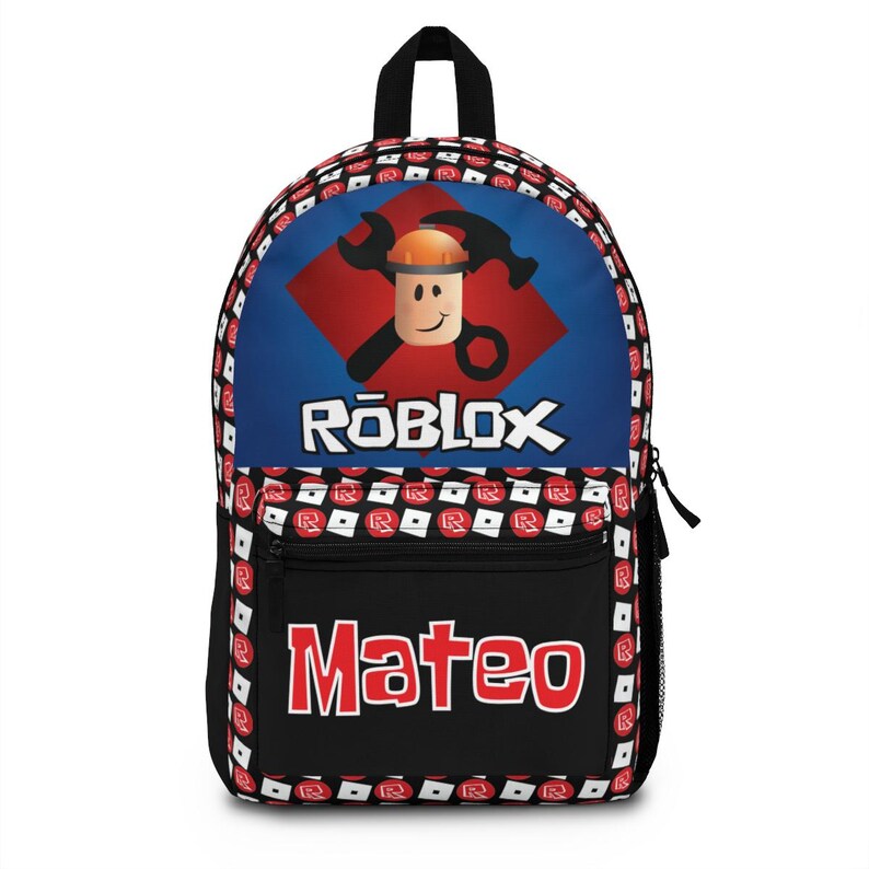 Pu&ograve; includere: Uno zaino Roblox blu e nero con un motivo a scacchi rosso e bianco. Lo zaino presenta un logo Roblox e un personaggio Roblox che indossa un casco e tiene una chiave inglese e un martello. Lo zaino ha una tasca nera con il nome "Mateo" in lettere rosse.