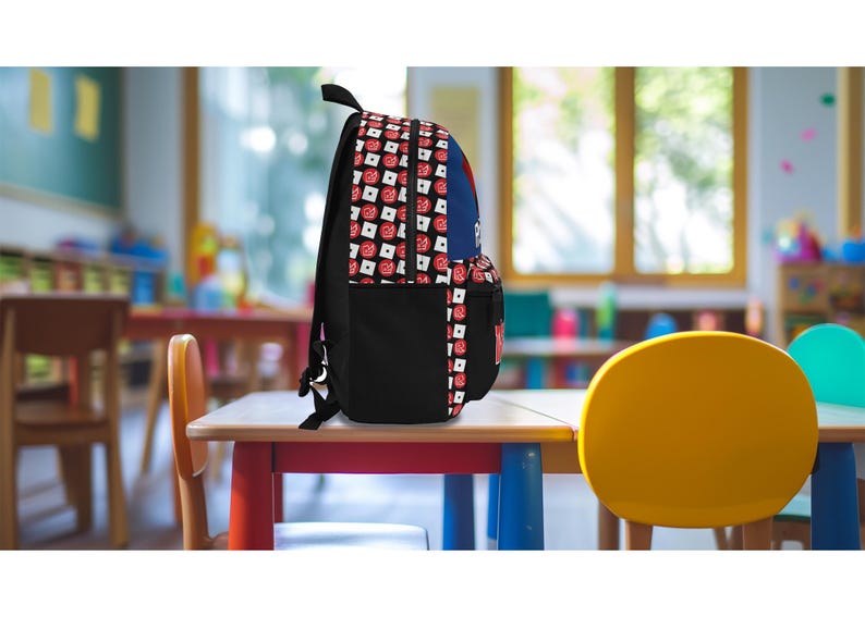 Pu&ograve; includere: Uno zaino nero con un motivo a scacchi rosso, bianco e blu. Lo zaino ha una tasca con cerniera sul davanti e un ampio scomparto principale.