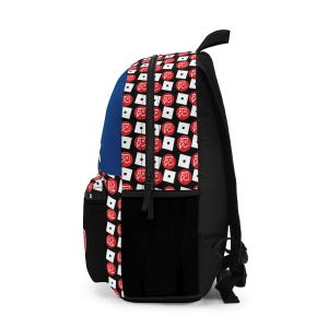Pu&ograve; includere: Uno zaino nero e blu con un motivo bianco e rosso che presenta il logo di Roblox. Lo zaino ha una tasca frontale con cerniera e una tasca a rete sul lato.