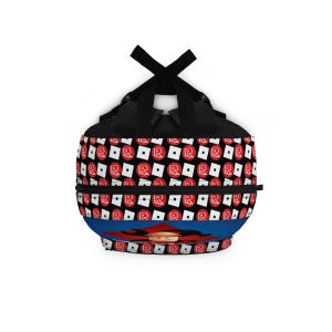 Pu&ograve; includere: Zaino nero con un motivo rosso e bianco del logo Roblox. La parte anteriore dello zaino ha uno sfondo blu con un personaggio Roblox.